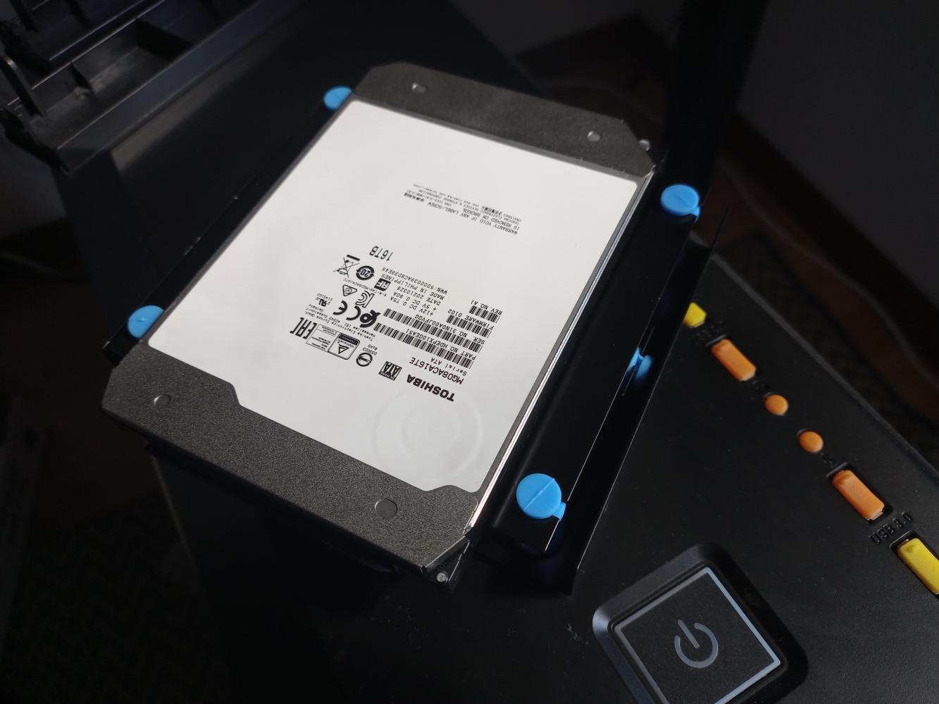 Toshiba 16TB mit Einbaurahmen